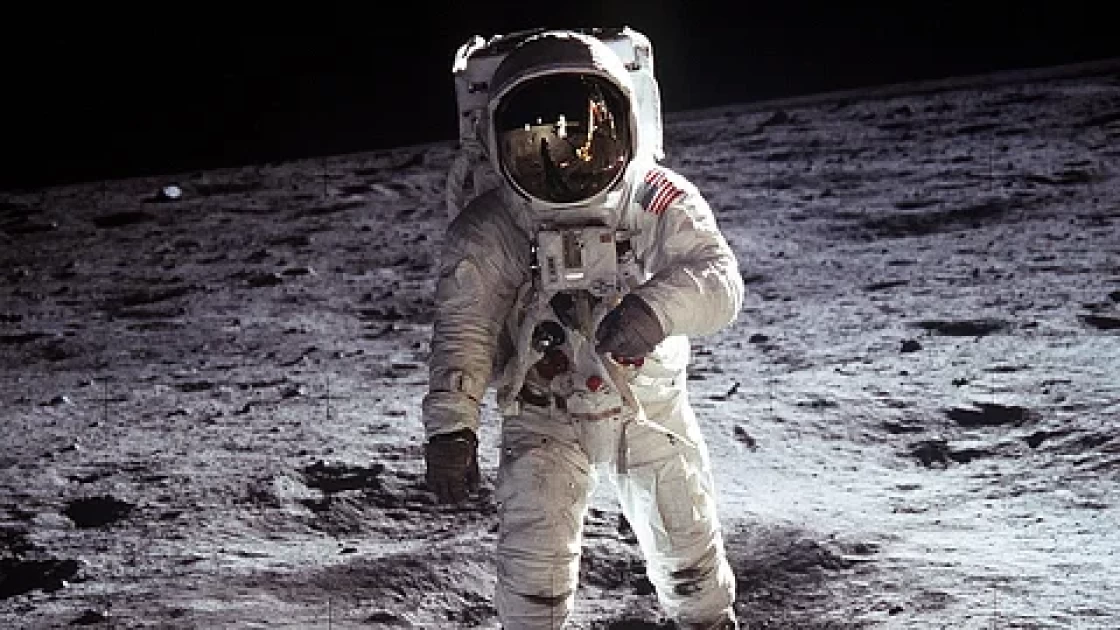 ইতিহাসের এই দিনে চাঁদে পা রাখে মানুষ