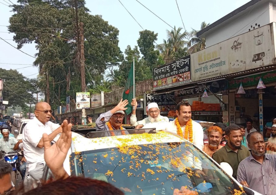 ভোলায় জনতার ঢল, বিএনপি প্রার্থী আলহাজ্ব গোলাম নবী আলমগীর বরণে বর্ণাঢ্য সংবর্ধনা ও ফুলেল শুভেচ্ছা