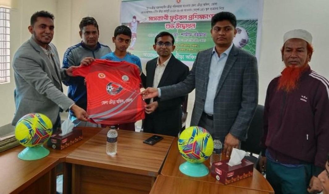 ভোলা স্টেডিয়াম মাঠে মাসব্যাপী ফুটবল প্রশিক্ষণের উদ্বোধনী অনুষ্ঠিত