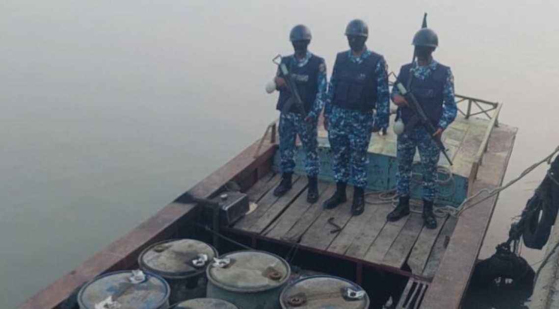 ভোলায় পাচারকালে ২০ ব্যারেল জ্বালানি তেল জব্দ
